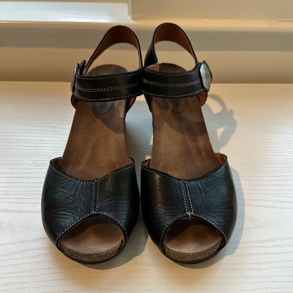 Taos Shoes - Picture 3 of 5